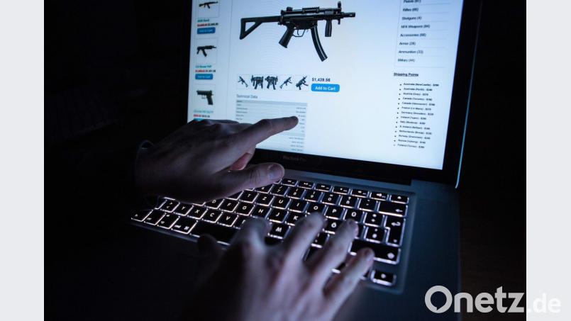 Ein Mann zeigt im Darknet auf eine Internetseite eines Online-Shops, der Waffen verkauft. Ein Mann aus dem Kreis Schwandorf ist jetzt wegen eines Waffenkaufs im Darknet verurteilt worden. Bild:  Silas Stein/dpa