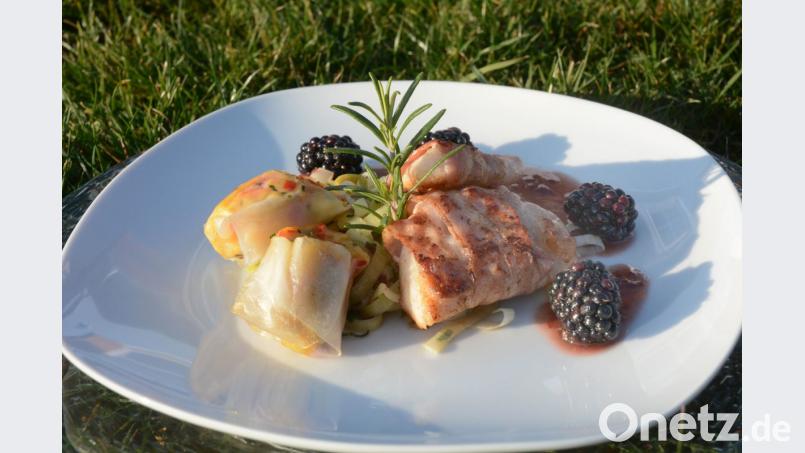 Die Süße der Brombeeren harmoniert vortrefflich mit dem Zander im Speckmantel. Bild: Gabi Schönberger