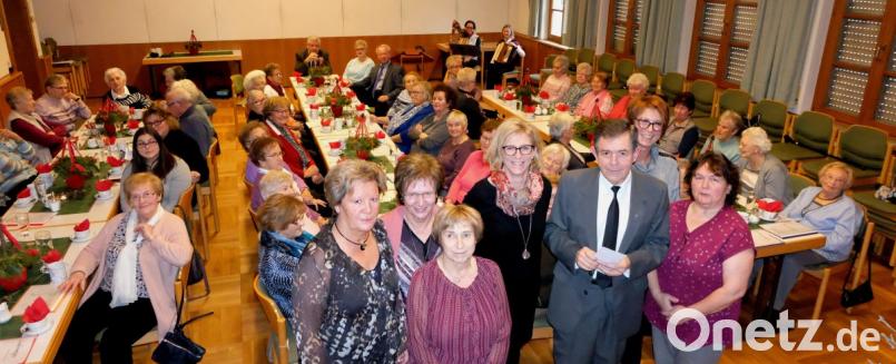 Das Team um Leiterin Marlene Noetzel überreicht an Pfarrer Max Früchtl (Zweiter von rechts) eine Spende von 500 Euro für die Kirchengemeinde. Bild: le