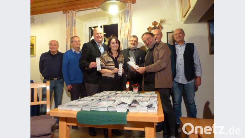 Mit einer „Endparty“ reagierten die Macher des „Netztip“ auf das Erscheinen der letzten Ausgabe des Faltblatts. Es wurde von Franz Grundler (vorne rechts) im Beisein von Dr. Johanna Mertins, der zweiten Bürgermeisterin von Pfreimd (vorne links), und dem Bürgermeister von Nabburg, Armin Schärtl (dazwischen) vorgestellt. Bild: exb