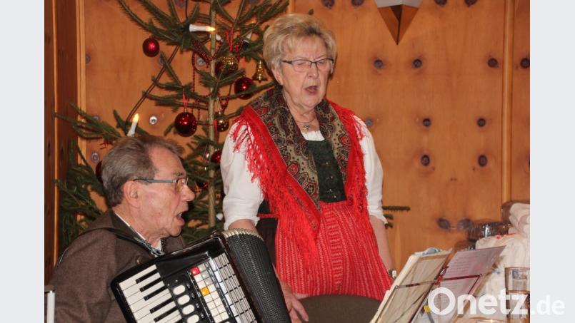Marianne Helm und Hans Kowatsch gestalteten den besinnlichen Teil der Weihnachtsfeier sehr eindrucksvoll. Bild: kro