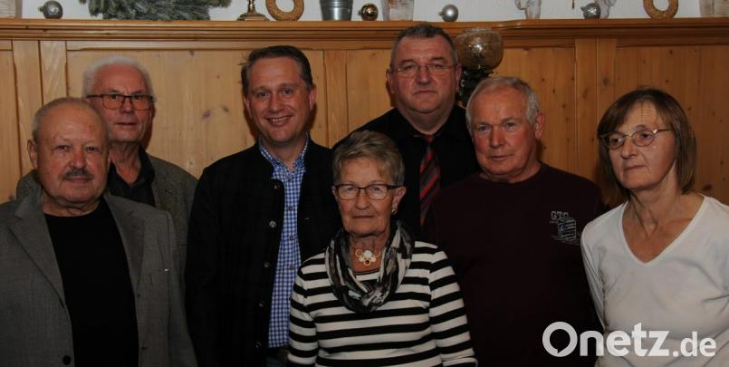 (v.l.n.r.) VdK-Ehrenortsvorsitzender Günter Zeller, Johann Ritter, 2. Bürgermeister Hermann Böhm, Erika Behringer, Frank Senft, Karlheinz Braun, Christine Dirnhofer. Bild: gfr
