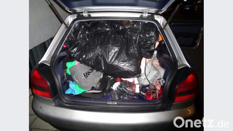 Ende einer Einkaufstour auf einem Parkplatz an der A6: In Tschechien hatten zwei Trierer einen ganzen Kofferraum voll gefälschter Waren gekauft. Fahndern war das Auto aufgefallen. Bild: Polizei