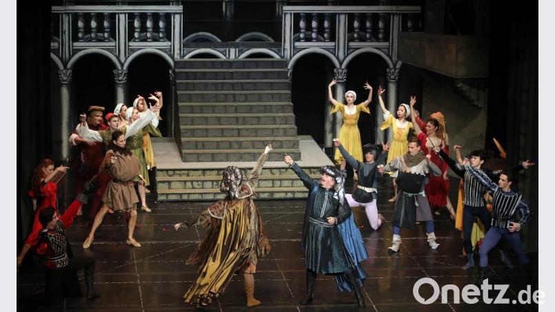 Romeo und Julia: Das Geschehen rast ungebremst auf das Finale zu: den Tod. Ohne viel Sentimentalität, aber mit ordentlich Suspense enden die Liebenden in der Familiengruft der Capulets. Vorhang, Beifall, Jubel, für die fantastische Compagnie mit ihren großartigen Solisten. Bild: Wolfgang Steinbacher
