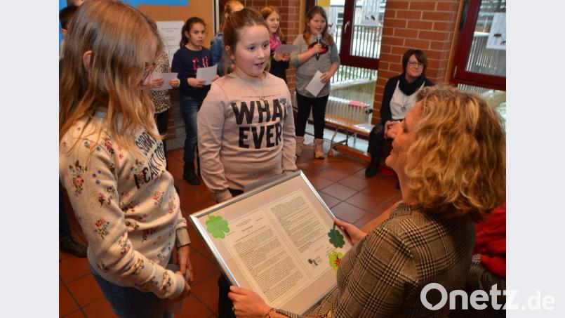 Wer seine Grundschulzeit beendet, bekommt ein Übertrittszeugnis. Die Schüler der Arbeitsgemeinschaft Demokratie haben ihrer beliebten Pädagogin Margit Walter eine sehr ausführliche Bewertung ausgestellt. Bild: dob