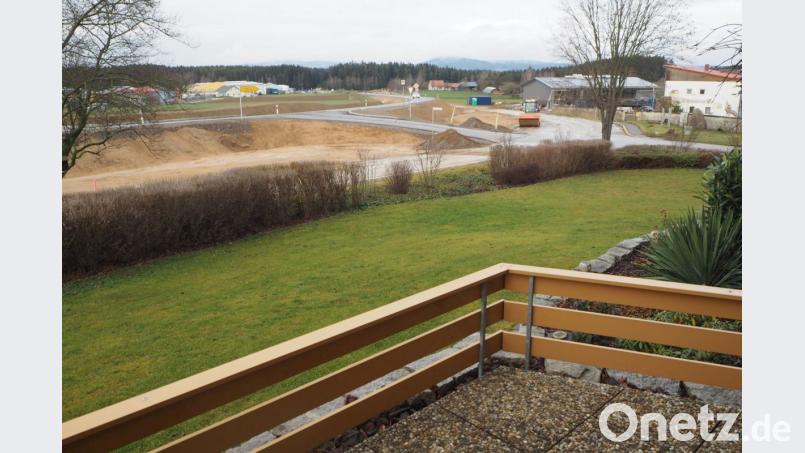 Probleme bereitet die derzeitige enge und steile Abfahrt zu den Betrieben Kleber (vorne, rechts) und Hierold (Balkon). Unterhalb die ehemalige und oberhalb die aktuelle Straßenführung. Bild: gz