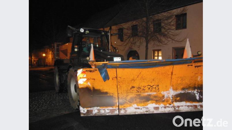 Die Mitarbeiter des Lohnunternehmens Zimmermann sind auf den Straßen bereits unterwegs. Die Firma übernimmt in Winklarn den Winterdienst auf der bisherigen &quot;Unimog-Strecke&quot; des Gemeindebauhofs. Bild: amö