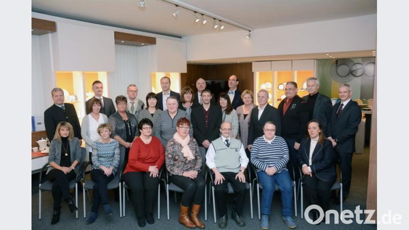 Stolz auf die Vielzahl der Jubilare ist Firmenchef Christian Seltmann (stehend, links). Zur 40- beziehungsweise 25-jährigen Firmenzugehörigkeit gratulieren auch Betriebsleiter Franz Fahrnbauer, Betriebsrätin Christa Kopf und Personalleiter Christian Steiner (stehend, rechts). Bild: Gabi Schönberger