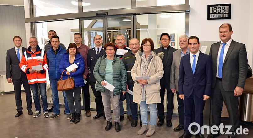 Beide Seiten freuen sich: die Vertreter der Raiffeisenbank Oberpfalz NordWest eG mit Thomas Keck (links) an der Spitze darüber, dass sie zwölf Vereinen und Institutionen mit den Spenden eine Freude machen können, die Empfänger über die finanzielle Unterstützung ihrer Vorhaben. Bild: rfü