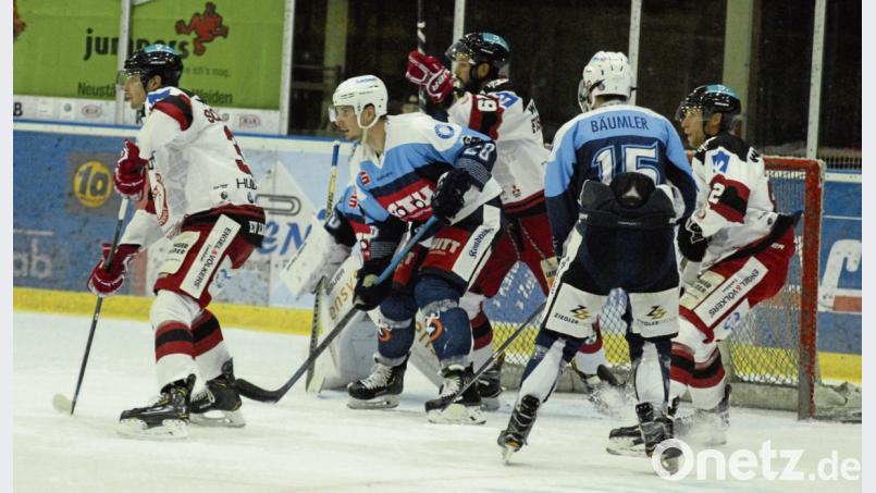 Die Blue Devils treffen am Wochenende zwei Mal auf den EV Landshut. Verteidiger Adam Schusser (Zweiter von links, Szene aus dem ersten Heimspiel gegen die Niederbayern) feiert nach seiner Verletzungspause sein Comeback. Bild: gb