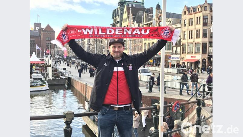 Christoph Mayer vom Fanclub Wildenau wusste schon nachmittags in der Stadt, dass da was zu holen ist. Bild: mr