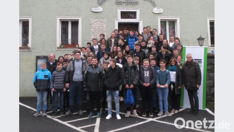 Die Verantwortlichen von Gebietsverkehrswacht und der Schulen bedankten sich bei den über 70 Schüler- und Schulbuslotsen. Bild: kei