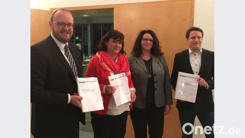 Landrat Andreas Meier, ÖPNV-Sachgebietsleiterin Andrea Höning, Wirtschaftsförderin Barbara Mädl und Ludger Jürgens von der Regionalbus Ostbayern (von links) präsentieren das neue ÖPNV-Handlungskonzept für den Landkreis. Bild: phs