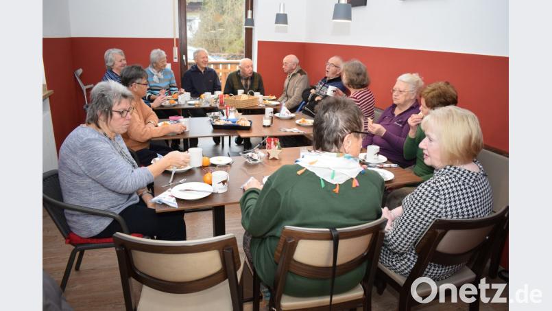 Beim gemeinsamen Frühstück im Cafe des Dorfladens geht es immer ganz lustig zu. Da wird sich unterhalten und wenn jemanden danach ist auch gesungen. Bild: bnr
