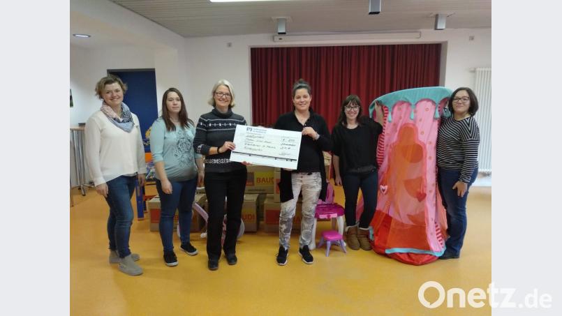 Im Namen des Thomas-Wiser-Hauses bedankte sich Marion Eder bei den Elternbeiratsmitgliedern für das große Engagement aller Eltern, die sich an der Aktion beteiligt haben. Bild: exb
