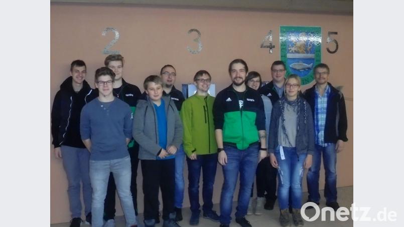 Die Schützenführung gratuliert dem wiedergewählten Jugendgremium, besonders der neuen Jugendsprecherin Anna-Lena Kleber (rechts). Bild: gz