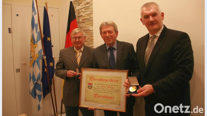 Mit Franz Stangl hat die Gemeinde Krummennaab einen neuen Ehrenbürger. Die Ernennungsurkunde wurde ihm vor wenigen Tagen von Uli Roth rechts) und Reinhard Naber (links) übergeben. Bild: wro