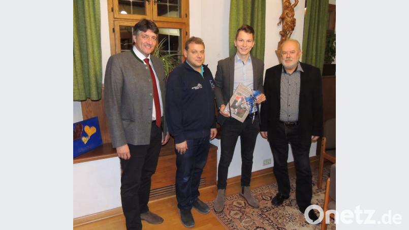 Thomas Lebegern (Zweiter von rechts) ist Bundessieger im Leistungswettbewerb des Deutschen Handwerks. Bürgermeister Edgar Knobloch (von links), Bernd und Hannes Hutzler (rechts) gratulieren. Sie sind stolz auf den erfolgreichen Mediengestalter, der die Ausbildung in ihrer Druckerei in Grafenwöhr absolviert hat. Bild: mor