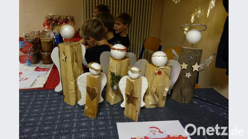 Kreative Deko war beim Adventsbasar in der Realschule im Stiftland erhältlich. Bild: exb