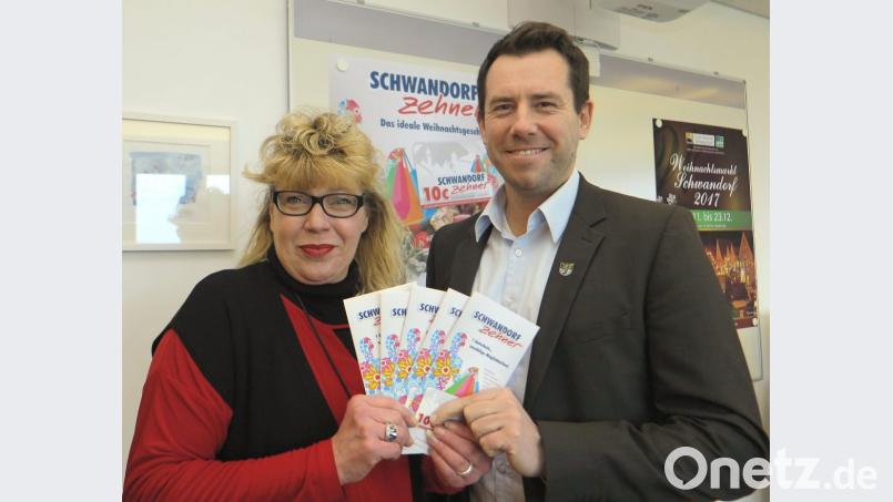 Projekte wie der &quot;Schwandorf-Zehner&quot;, den die Vorsitzende des Wirtschaftsforums, Christina Roidl-Burggraf (links), und City-Manager Roland Kittel im vergangenen Jahr vorstellten, sollen künftig unter dem Dach des Stadtmarketing-Vereins laufen. Bild: Hirsch