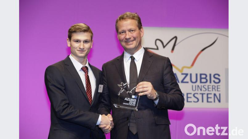 Kurz-Azubi Fabian Lukesch (links) mit DIHK-Präsident Eric Schweitzer bei der Ehrung der besten Absolventen Deutschlands. Bild: DIHK/Jens Schicke