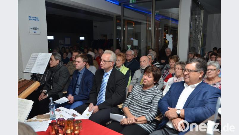 Die Besucher lauschten andächtig den Musik- und Textbeiträgen. Der frühere Vorstandssprecher Gerhard Ludwig (rechts) lässt sich diesen Termin nicht entgehen. Bild: dob