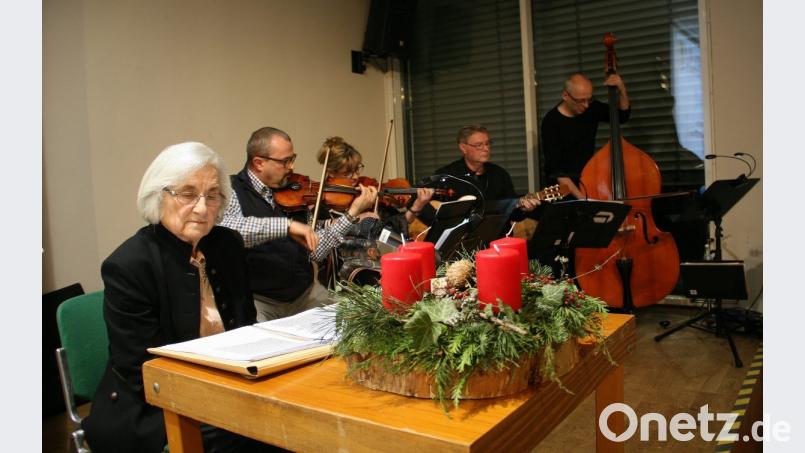 Renate Dick liest aus ihren Krippengeschichten. Begleitet wird die Marktredwitzerin von der Rawetzer Geigenmusik. Bild: wro