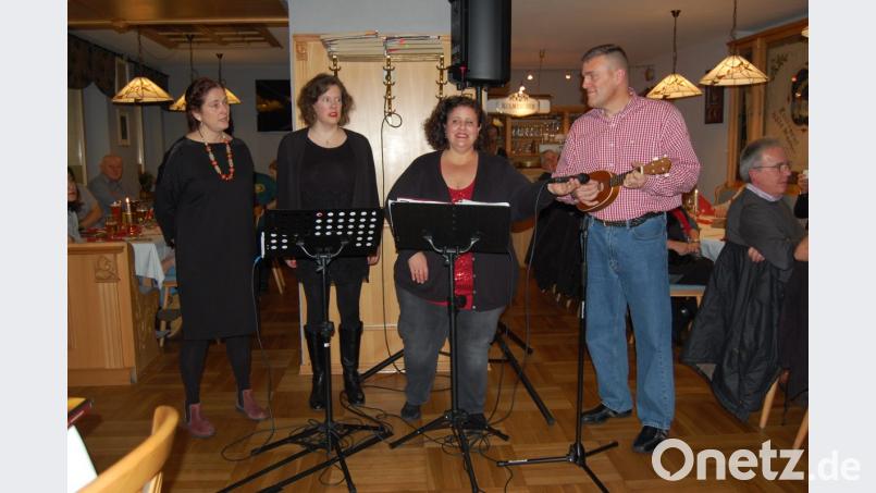 Mit ihren wunderbaren Stimmen begeisterten die Profisängerinnen v.l. Renate Schmidt, Christine Ott und Catherine Winter. Oberst Adam Boyd begleitete bei dem Lied Stille Nacht, heilige Nacht, das auch in Englisch gesungen wurde. Bild: az