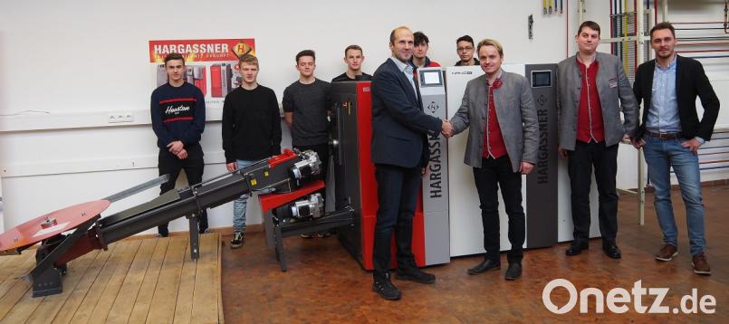 Geschenk im Wert von 40.000 Euro: Max Mühlhofer (Zweiter von links) von der Firma Hargassner übergibt eine Hackschnitzel- und eine Pelletheizung an Berufsschul-Fachbereichsleiter Ulrich Krapf. Mit dabei auch Hargassner-Verkaufsleiter Alexander Reisecker und Fachlehrer Fabian Hirmer. Bild: Bühner