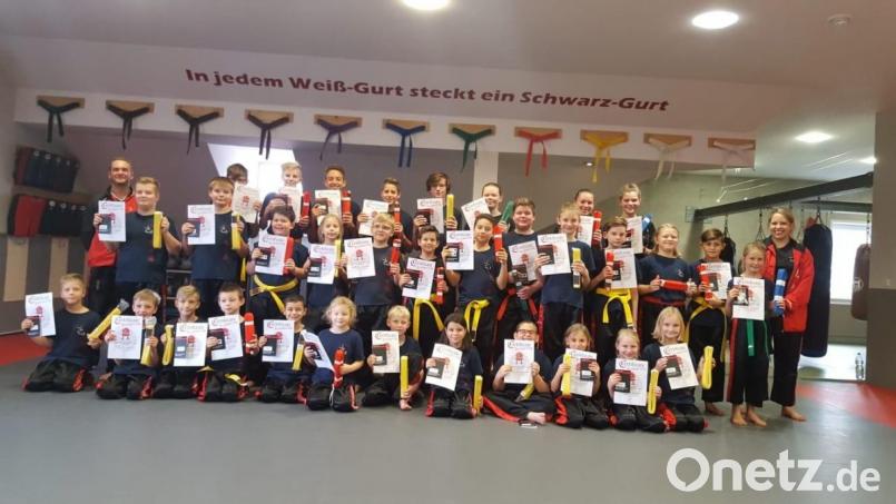 Die Kickboxer sind stolz auf ihre Urkunden und die neue Gürtelfarbe, die sie künftig tragen dürfen. Bild: exb