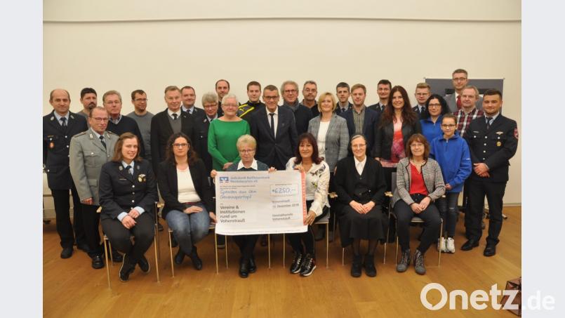 22 Vertreter karitativer Einrichtungen und Vereine kommen bei der Volksbank Raiffeisenbank Nordoberpfalz in den Genuss einer finanziellen Zuwendung. Bild: dob