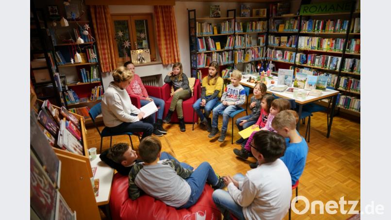 Urgemütlich ist der Vorlesenachmittag in der Pfarr- und Gemeindebücherei. Die Mädchen und Buben lauschen der Geschichte von Maria Pleyer (links) Bild: fvo
