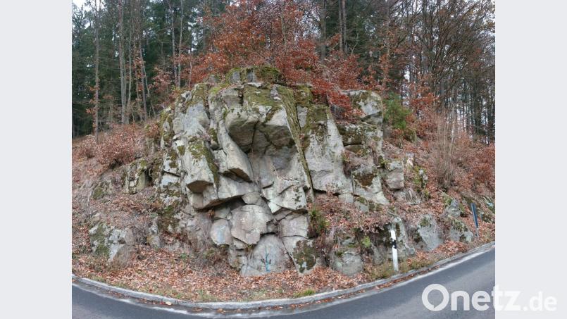 Entlang der Kreisstraße muss das lockere Felsgestein abgeräumt und gesichert werden. Bild: Dr. Spang Ingenieurgesellschaft