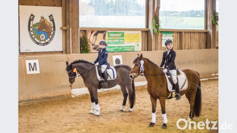 Bei den Jugendlichen wurde sowohl im Springen als auch in der Dressur Emily Gräßl (links) auf ihrem Pony Nerino Meisterin. Bild: Michael Helmuth
