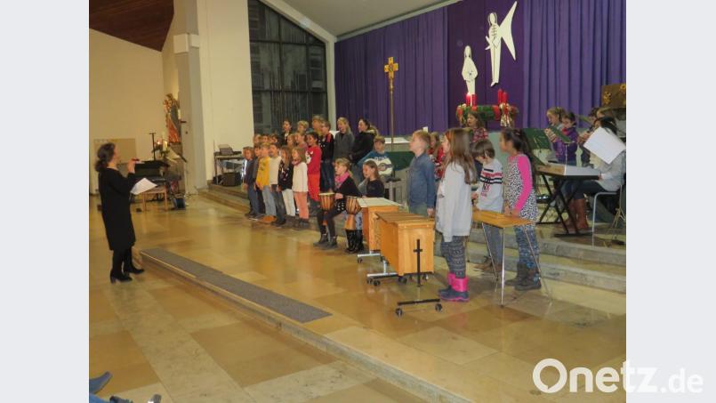 Die Grundschule Altenstadt beim Auftritt. Bild: adj