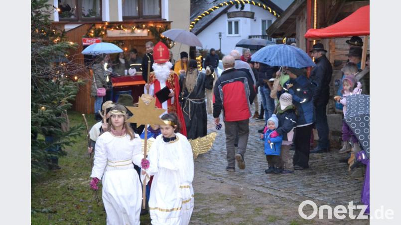 Mit einer Eskorte Engel hielt der Nikolaus Einzug beim Seebarner Advent. Bild: pks