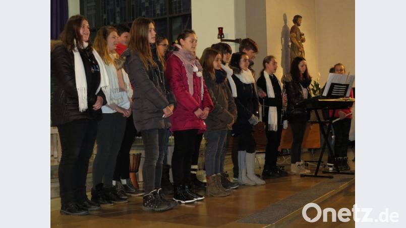 Auch Schüler aus Kladruby singen. Bild: adj