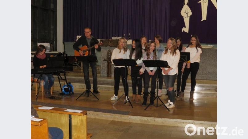 Der Schulchor der Mittelschule Neustadt singt. Bild: adj