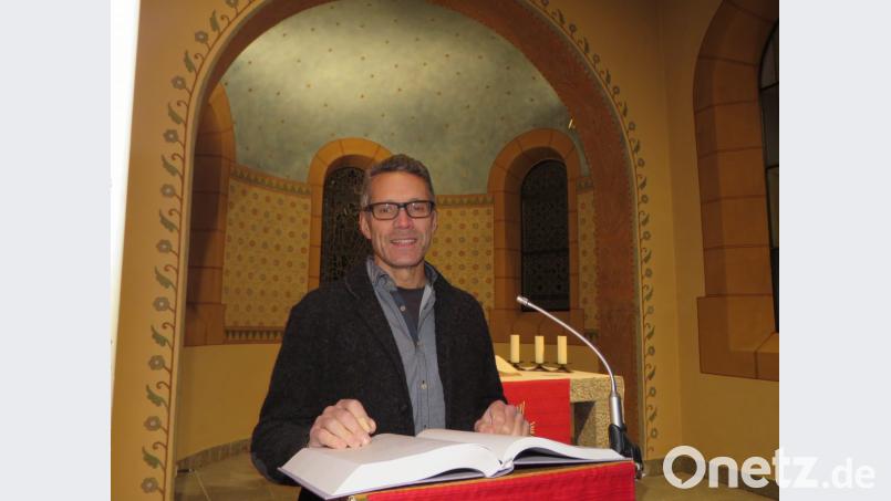 Bevor Erich Rieß mit seiner Predigt ans Rednerpult tritt, überarbeitet er sorgfältig den Text, aktualisiert ihn oder lässt persönliche Worte einfließen. Bild: ubb