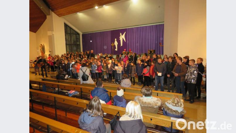 Mit einem gemeinsamen Lied endet das Adventskonzert. Bild: adj
