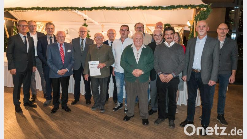 Bürgermeister Werner Nickl, Roman Schäffler und Roland Grillmeier (von links) gratulieren den Jubilaren. Bild: jzk