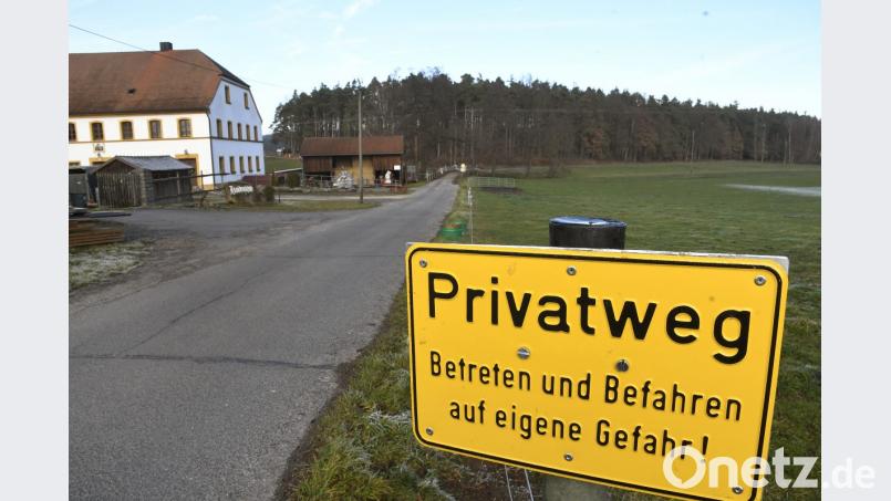 Was wie eine öffentliche Straße aussieht und genutzt wird, ist ein Privatweg. Um das für jeden sichtbar klarzustellen und auf die daraus resultierenden zivilrechtlichen Risiken hinzuweisen, haben zwei Schnaittenbacher Landwirte entsprechende Schilder aufgestellt. 	Bild: Hartl Bild: Petra Hartl