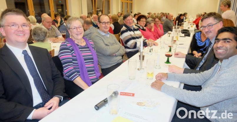 Pfarrvikar Joseph Kokkoth und Bürgermeister Hans Prechtl (von rechts) sowie Pfarrgemeinderatssprecher Stefan Wittmann und die evangelische Pfarrerin Heidi Gentzwein (von links) freuen sich über die gute Resonanz auf die Einladung zum Seniorennachmittag. Bild: ohr
