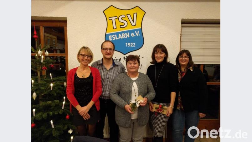Der TSV-Vorsitzende Thomas Meckl dankt mit den Abteilungsleiterinnen Monika Meckl (rechts) und Manuela Klug (links) den langjährigen Betreuerinnen Christa Würfl (Dritte von rechts) und Sonja Spangler mit Gutscheinen für das ehrenamtliche Engagement. Bild: gz