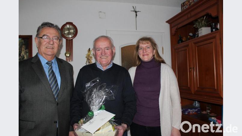 Zweiter Bürgermeister Herbert Lehner (links) gratuliert Alfred Pabst zum 80. Geburtstag. Rechts die Tochter des Jubilars, Regina Gurrath. Bild: cs
