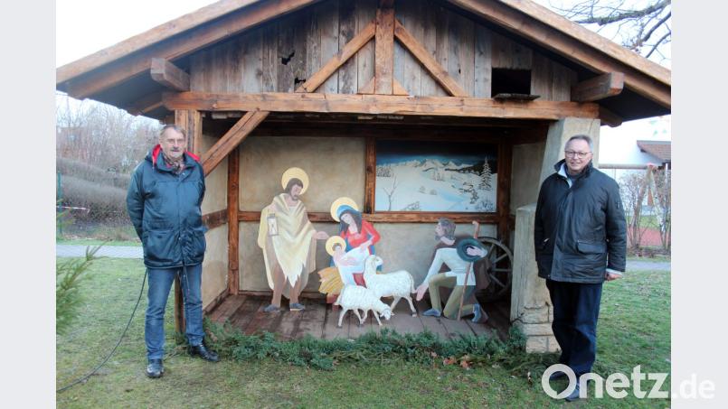 Die Vorstandsmitglieder Konrad Gebert (links) und Heinrich Ruppert an der 2010 gebauten Freikrippe des Vereins. Bild: stg