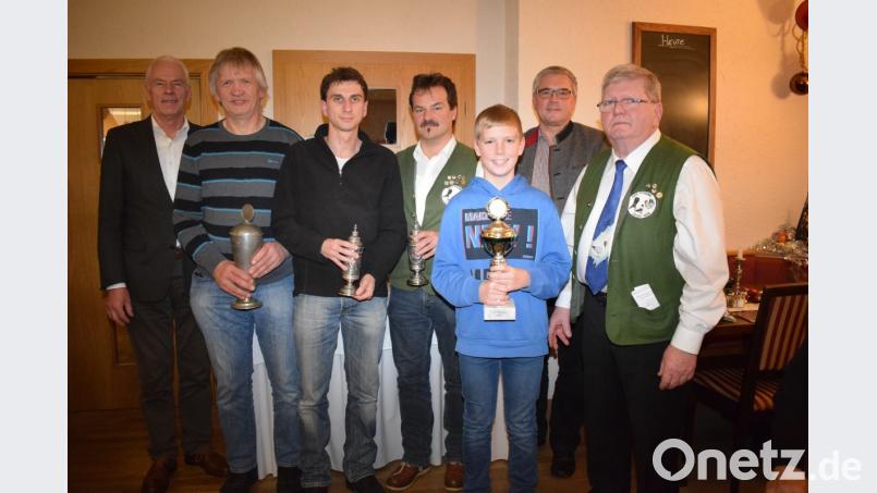 Der Geflügelzuchtverein kürte seine Vereinsmeister und Pokalgewinner. Dazu gratulierten stellvertretender Landrat Arnold Kimmerl (links) und der Schirmherr, Bürgermeister Richard Tischler (Zweiter von rechts). Im Bild von links: Hans Schmid, Michael Paulus, Thomas Zwack, Jonas Kiener und Vorstand Johann Kiener. Bild: bnr
