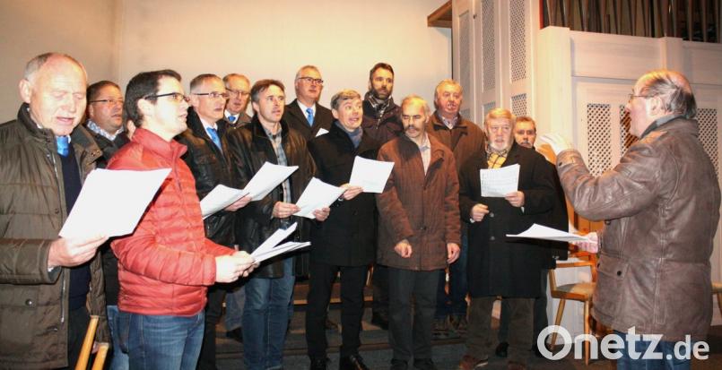 Unter Leitung von Paulinus Lesser gestaltete der MMC-Chor mit eindrucksvollen Marienliedern das Rorate im Rahmen des Pfarrkonvents der Sodalen. Bild: lg
