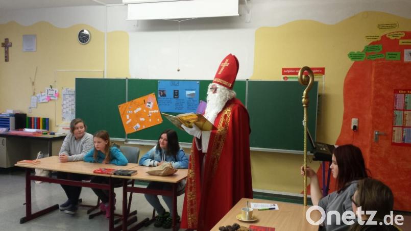 Nikolausbesuch an der Mittelschule. Bild: exb