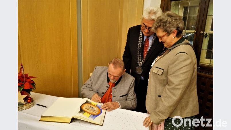 Johann Völkl trägt sich ins Goldene Buch ein. Bild: arw